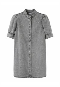 Chemise en denim gris avec des manches courtes bouffantes, col arrondi, boutonnage sur le devant et détails décoratifs en strass sur les épaules.