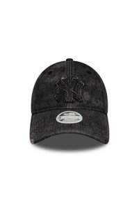 Sort denimkasket med et slidtegnede New York-logo, buet skygge og justerbar rem. Har tekstureret stof og synlige syninger.