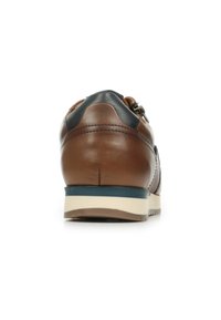 Sneaker in pelle marrone con un accento nero, forma arrotondata, suola panna e dettaglio con zip sul retro. Texture liscia con cuciture a vista.