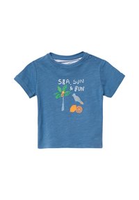 Blauw T-shirt met korte mouwen, gemaakt van zachte stof, met witte geborduurde tekst "ZEE, ZON & PLEZIER," en kleurrijke illustraties van een palmboom, vogel en citrus.