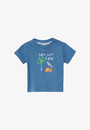Blaues kurzärmliges T-Shirt aus weichem Stoff, mit dem weißen gestickten Text "MEER, SONNE & SPASS" und bunten Illustrationen eines Palmenbaums, eines Vogels und Zitrusfrüchten.