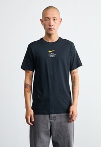 Nike Sportswear TEE - Apdrukāts T-krekls - black