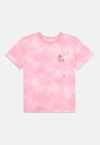 Pamuk majica u svijetloružičastom tie-dye uzorku s malim crnim grafičkim prikazom lika na čamcu, s detaljem sidra.
