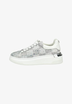 Witte platformsneaker met zilveren strassteentjes, digitaal patroon, witte veters, gewatteerde kraag en chromen hielaccent.