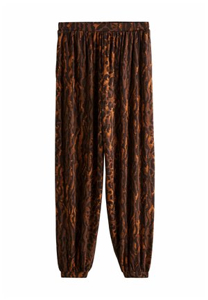 Brązowe i pomarańczowe spodnie w zwierzęcy wzór z elastycznym pasem i marszczonymi mankietami, wykonane z miękkiej, lekkiej tkaniny.