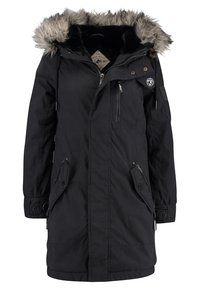 Sort parka jakke med pelsforet hætte, foran lynlås, to sidelommer og en brystlomme. Har syningsdetaljer og logo accenter.