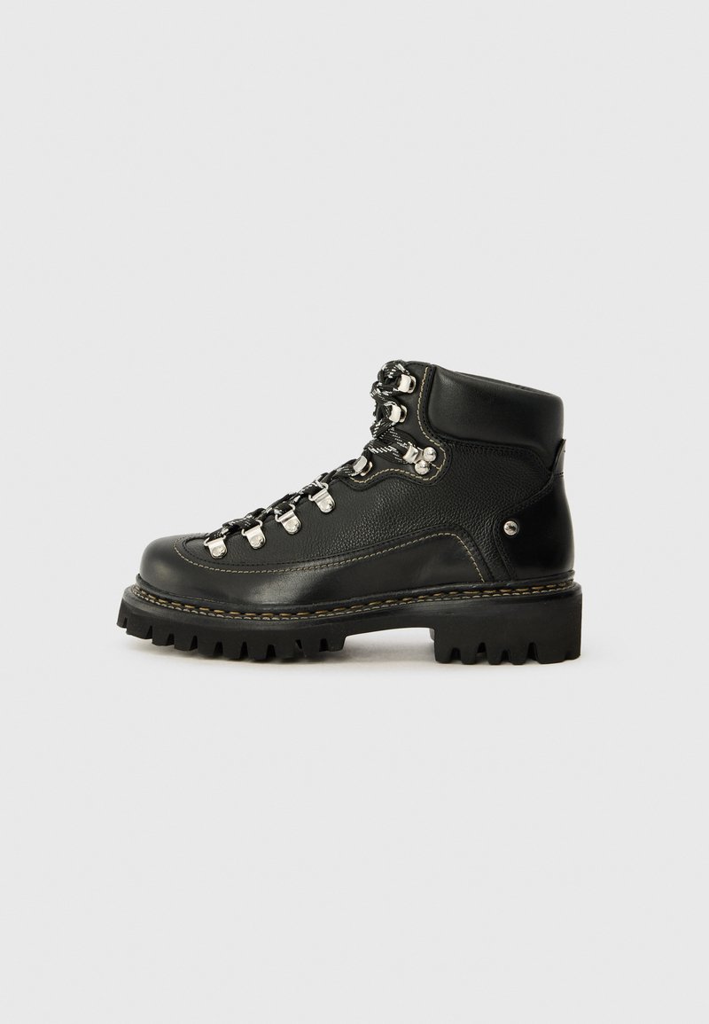 Botas de senderismo de cuero negro con parte superior texturizada, ojales de metal y suela de goma gruesa. Presentan detalles cosidos y cierre con cordones.