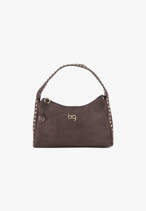 Bolso de ante marrón oscuro con tachuelas doradas a lo largo de la correa y los lados, con un logo dorado "bg" en el centro y cierre de cremallera.