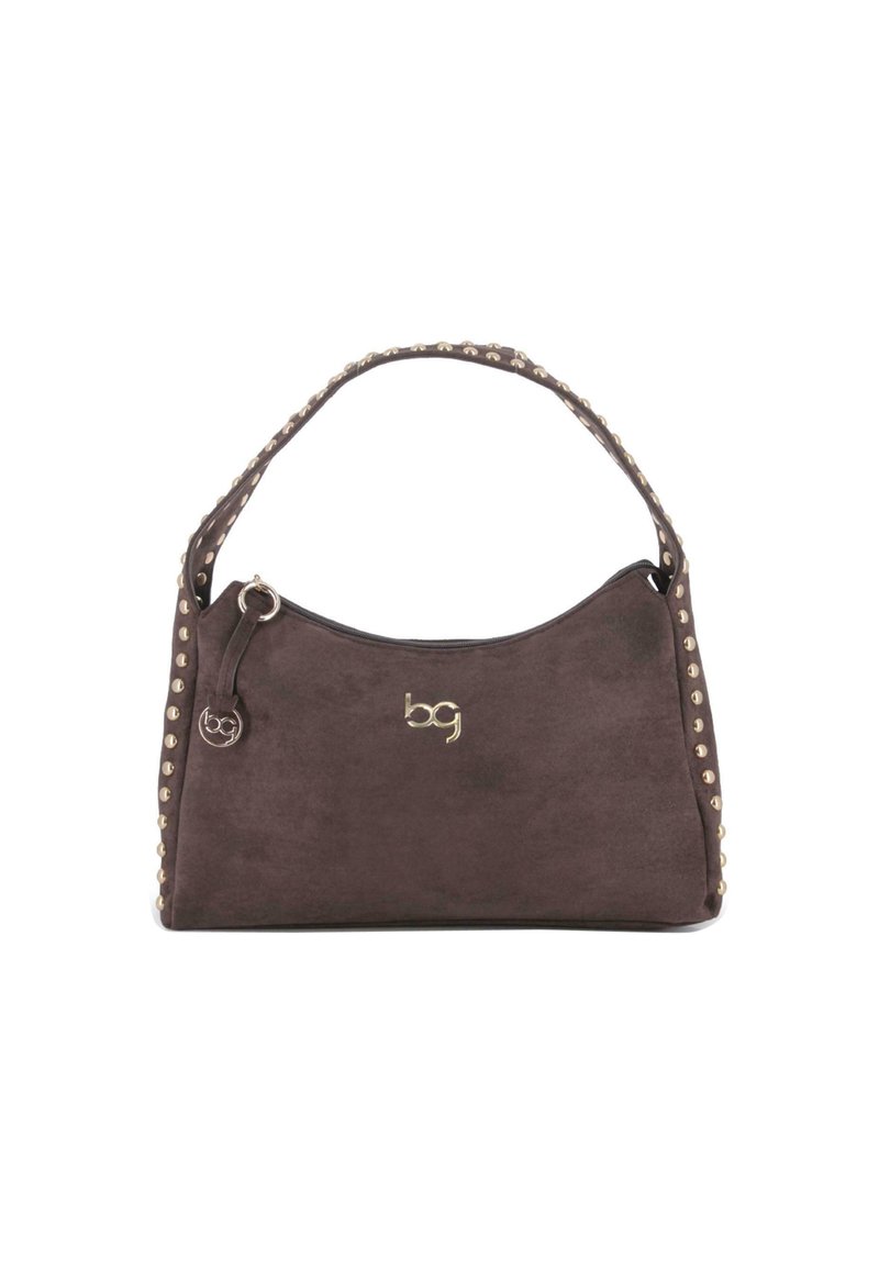 Bolso de ante marrón oscuro con tachuelas doradas a lo largo de la correa y los lados, con un logo dorado "bg" en el centro y cierre de cremallera.