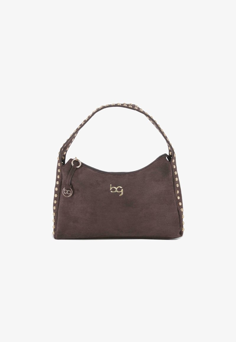 Bolso de ante marrón oscuro con tachuelas doradas a lo largo de la correa y los lados, con un logo dorado "bg" en el centro y cierre de cremallera.