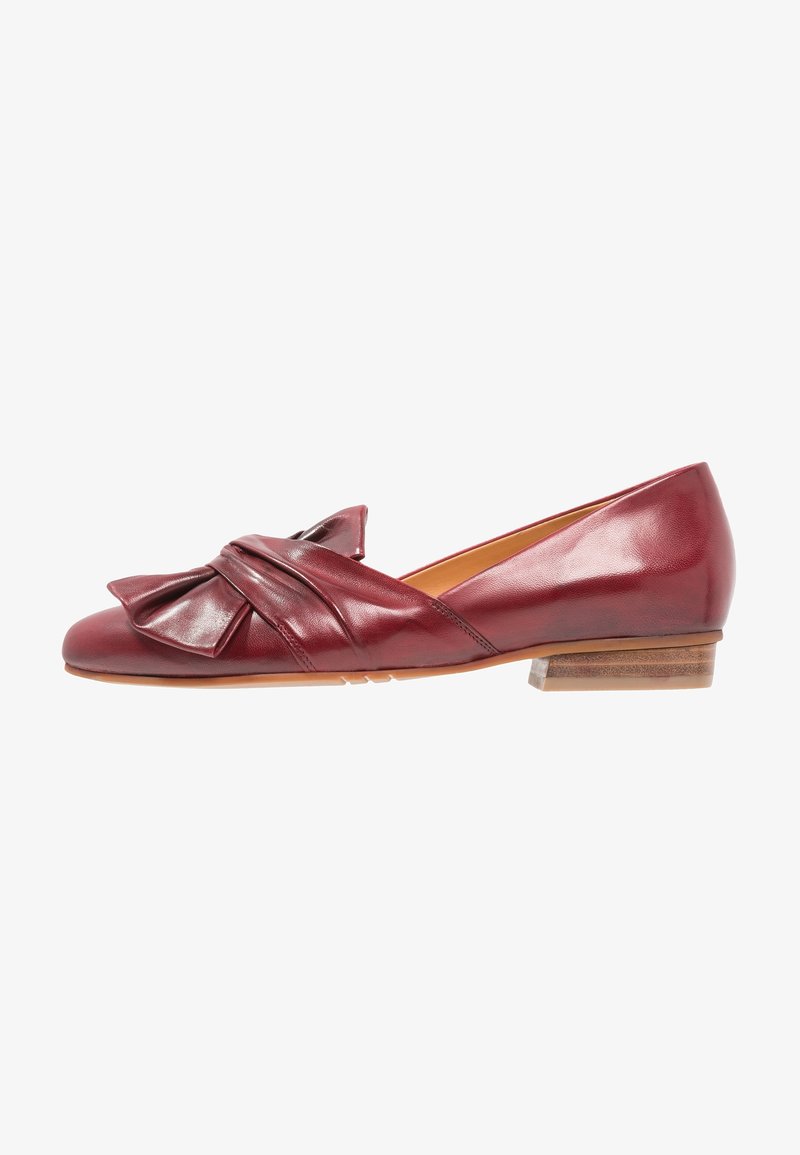 Chaussure plate pour femme en cuir bordeaux avec un petit talon en bois et un nœud torsadé décoratif sur le devant.