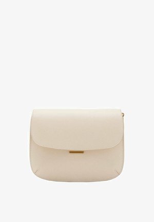 Geantă crossbody rectangulară bej cu margini rotunjite, închidere cu clapetă și un mic închizător aurit orizontal în față.