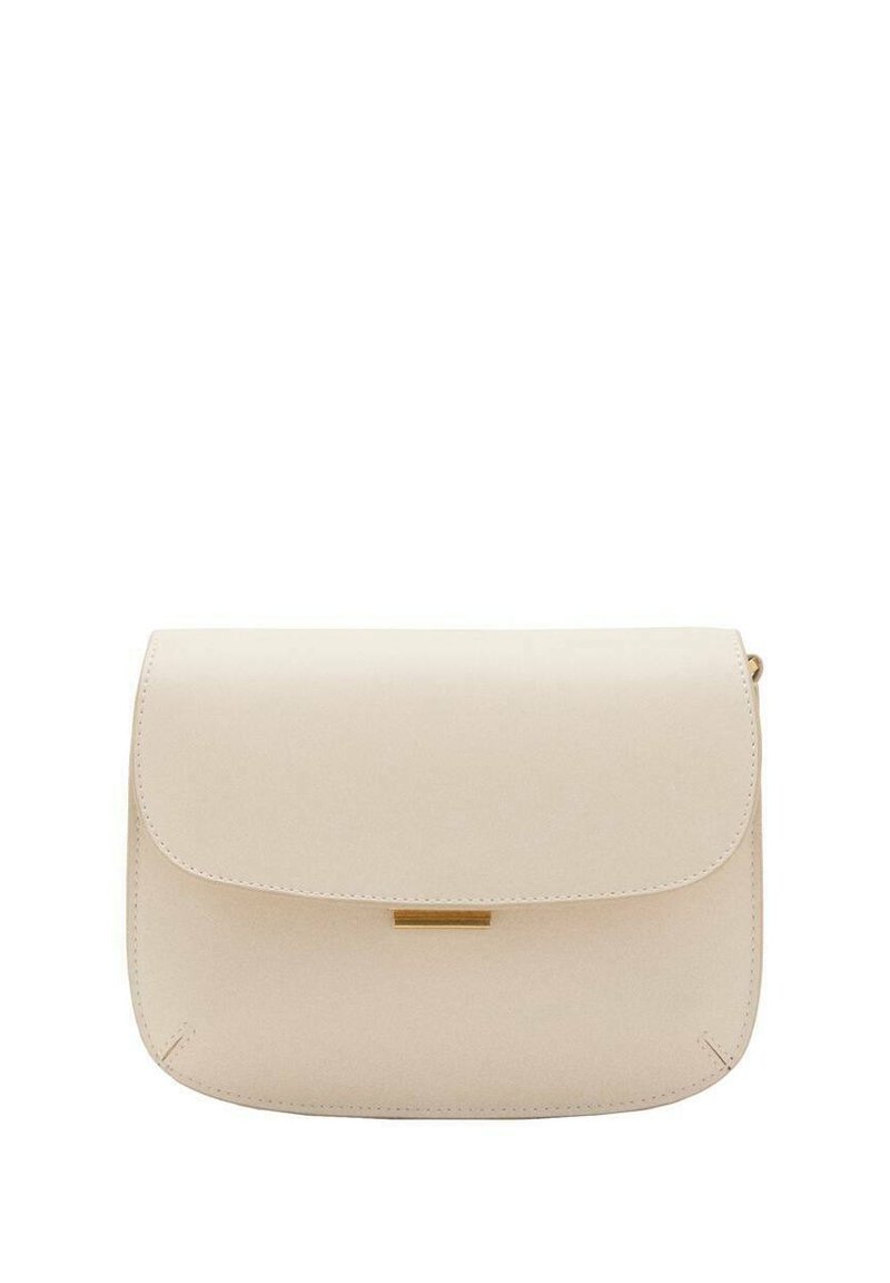 Borsa a tracolla rettangolare beige con bordi arrotondati, chiusura a patta e una piccola fibbia dorata orizzontale nella parte anteriore.