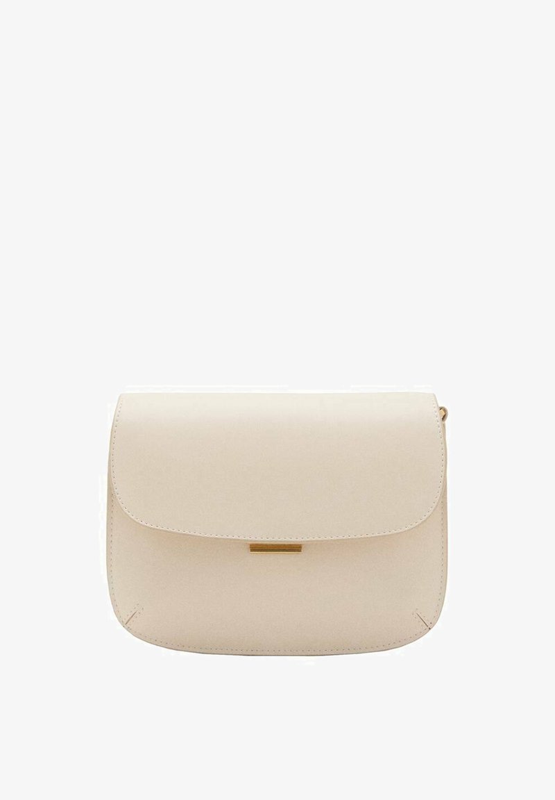 Borsa a tracolla rettangolare beige con bordi arrotondati, chiusura a patta e una piccola fibbia dorata orizzontale nella parte anteriore.