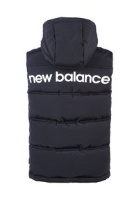 Gilet imbottito blu navy con colletto alto, caratterizzato da testo bianco "new balance" sulla schiena e sezioni a righe orizzontali.