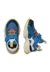 Blå och marin blå barnskor med vita accenter, orangea remmar och en grön dragflik. Har en strukturerad sula och ett vadderat inre.