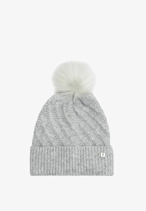 Szara, dziana czapka beanie z teksturowanym wzorem, z puszystym pomponem na czubku i ściągaczem u podstawy. Mały metalowy akcent w formie logo.