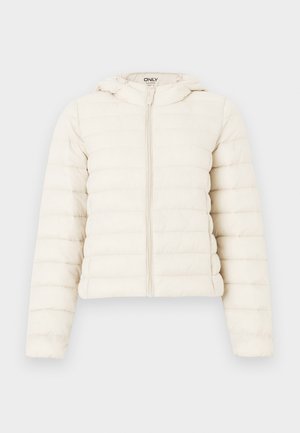 Chaqueta tipo puffer crema con costuras horizontales, cremallera frontal y capucha. Está hecha de un tejido suave, con un diseño corto y puños elásticos.