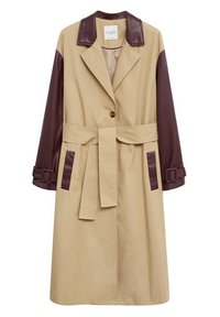 Trench beige con maniche e colletto in pelle bordeaux. Presenta una chiusura frontale con bottoni, una cintura in vita e tasche laterali.