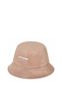 Cappello a secchiello marrone chiaro realizzato in tessuto morbido, con logo ricamato "SIXTH JUNE PARIS" in bianco. Corona rotonda e tesa ampia.