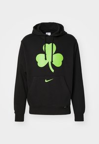 Sweat à capuche noir avec un grand trèfle vert vif sur la poitrine et un swoosh Nike vert assorti sur la poche avant.