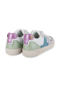 Sneaker mit einem Obermaterial aus weißem Leder, grünen und blauen Akzenten, einer glänzenden lila Ferse und einer beigefarbenen Gummisohle. Verfügt über sichtbare Nähte und ein Logo.