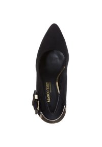 Scarpa nera in suede con tacco alto, punta affilata e cinturino alla caviglia, con dettagli dorati e una fodera interna liscia che presenta il logo del marchio.
