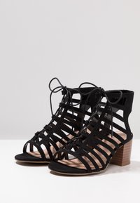 New Look Wide Fit Sandaalit nilkkaremmillä - black