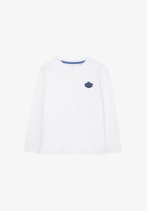 Witte langemouw T-shirt van katoen, met een blauwe logo patch op de linkerborst, ronde halslijn en een gladde textuur.
