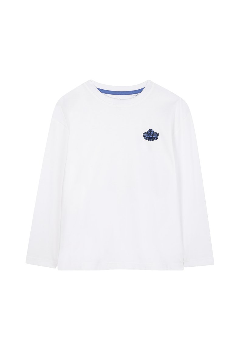Langärmliges weißes T-Shirt aus Baumwolle mit einem blauen Logo-Patch auf der linken Brust, rundem Halsausschnitt und glatter Textur.