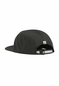 Gorra negra con un tejido texturizado, visera curva y una correa en la parte posterior con un acento plateado. Diseño ligero para mayor comodidad.
