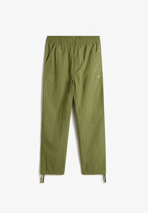 Groene, lichte cargo pants met een elastische tailleband, meerdere zakken en een trekkoord aan de onderkant. Gemaakt van soepele, duurzame stof.