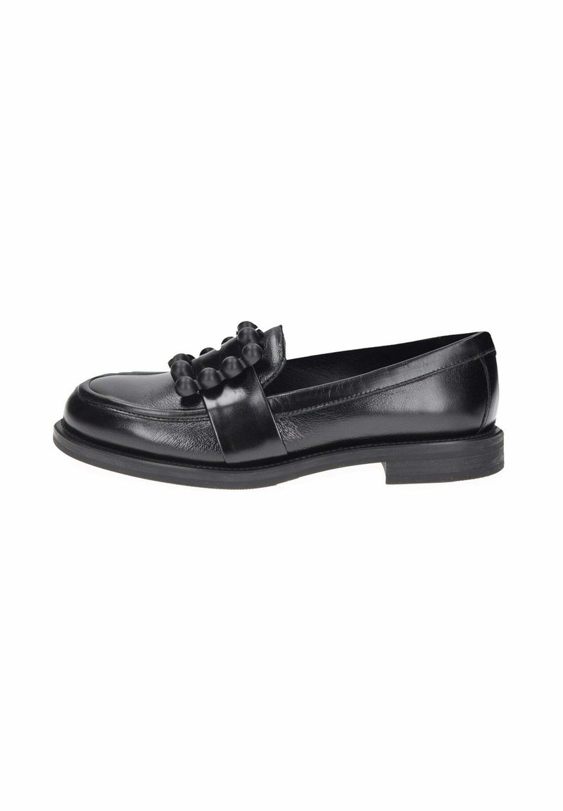 Mocassino in pelle nera con tacco basso e una fascia decorativa con perline rotonde lungo la parte superiore.