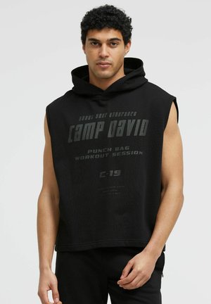 Camp David, CAMP DAVID ÄRMELLOSER HOODIE MIT LABEL PRINTS - Top - black