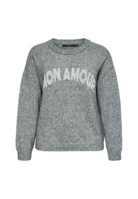 Suéter gris de punto con cuello redondo, hombros caídos y el texto "MON AMOUR" bordado en el pecho en gris claro. Textura suave.