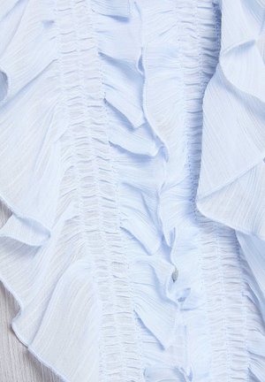 Tissu bleu clair avec une texture froncée verticale et des couches volantées en cascade créant un motif délicat et fluide.