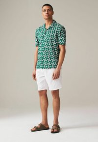 Next GEO SHORT SLEEVE - REGULAR FIT - Košeľa - green
