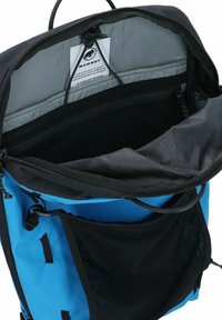 Zaino con esterno nero e blu, aperture con cerniera e un ampio interno foderato con più scompartimenti e tasche in rete.