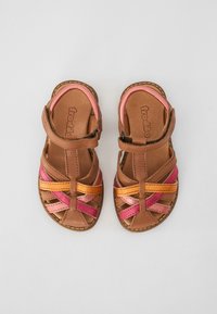 Bruine leren sandalen met meerkleurige banden in roze, oranje en metallic afwerkingen. Voorzien van een haak-en-lus sluiting en open teen.