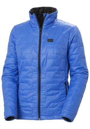 Chaqueta aislante azul con un patrón acolchado, cierre frontal con cremallera, cuello alto y acentos negros. Hecha de un tejido brillante y suave.