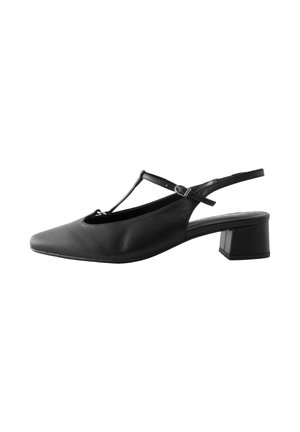 Zapato de piel negro con talón de bloque bajo, punta puntiaguda y tira en T fina con hebilla ajustable.