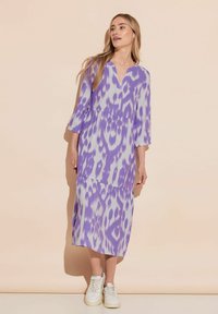 Vestido midi de tie-dye púrpura con dobladillo dividido, escote en V y mangas tres cuartos. Fabricado en una tela ligera con un corte relajado.
