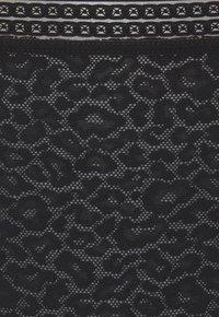 Schwarzer Spitze-Stoff mit Leopardenmuster und unterschiedlichen Texturen. Mit einem dekorativen schwarzen Band oben in geometrischem Design akzentuiert.