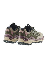 Ein Paar beige und grüne Wanderschuhe mit lila Akzenten, schwarzen Sohlen und markierten Fersenlaschen, von hinten und seitlich gezeigt.