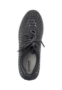 Sneaker nera in mesh con dettagli a motivo diamante, lacci grigi e superficie texturizzata. Design leggero e suola bianca. Taglia 37.