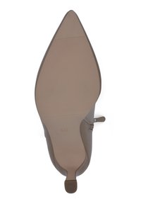 Zapato de tacón alto color beige con punta afilada, textura suave y suela flexible con estrías horizontales. Talla marcada como 37.