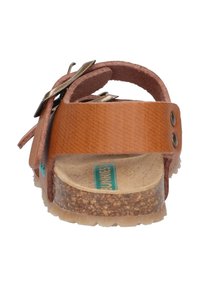 Braune Ledersandale mit verstellbaren Schnallen, gepolstertem Korkfußbett und strukturiertem Riemendetail; klare Gummisohle sichtbar.