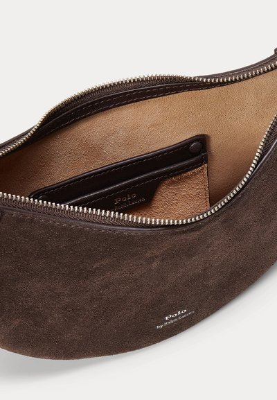 Brūns zamša maisiņš ar rāvējslēdzēja aizdari, ar gaiši brūnu iekšpusi un vietu kartēm. Redzama iepresētā "Polo by Ralph Lauren" etiķete.