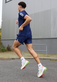 adidas Performance SUPERNOVA RISE - Tenisice za cestovno trčanje - footwear white/solar red/lucid lemon