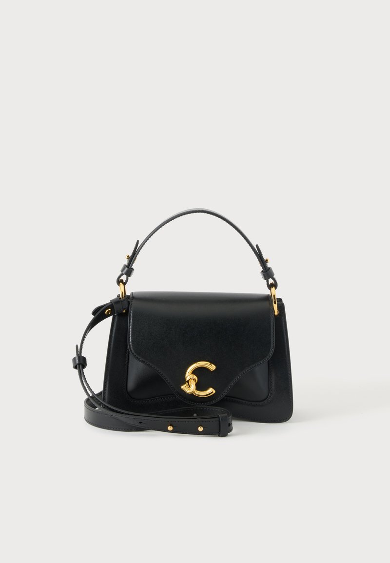 Sac à main en cuir noir avec une poignée supérieure et une bandoulière réglable, doté d'un fermoir décoratif doré sur le rabat avant.